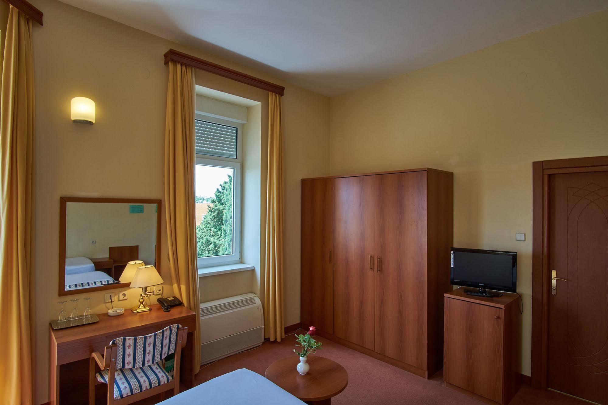Hotel Vila Ruzica- Glavna Zgrada I Depandanse Цриквениця Екстер'єр фото